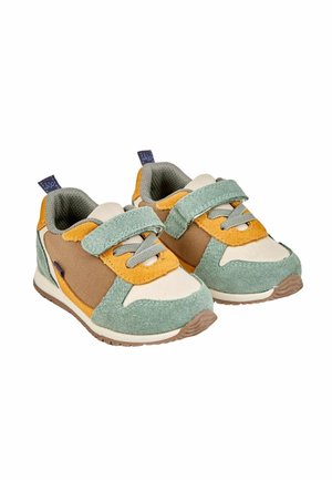 Zapatillas para niños en verde, amarillo y marrón. Hechas de ante y tela, con tiras de Velcro, puntera redonda y suela texturizada.