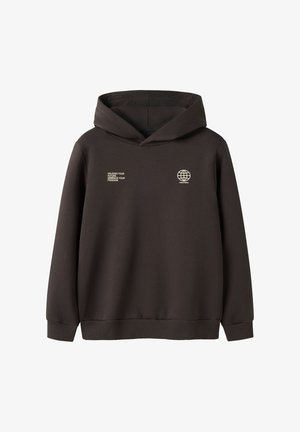 Brun hettegenser med kengurulomme foran, snor i hetten og tekst foran "SLIPP LØS DIN FREMTID, OMARM DIN FRIHET" med globusgrafikk.