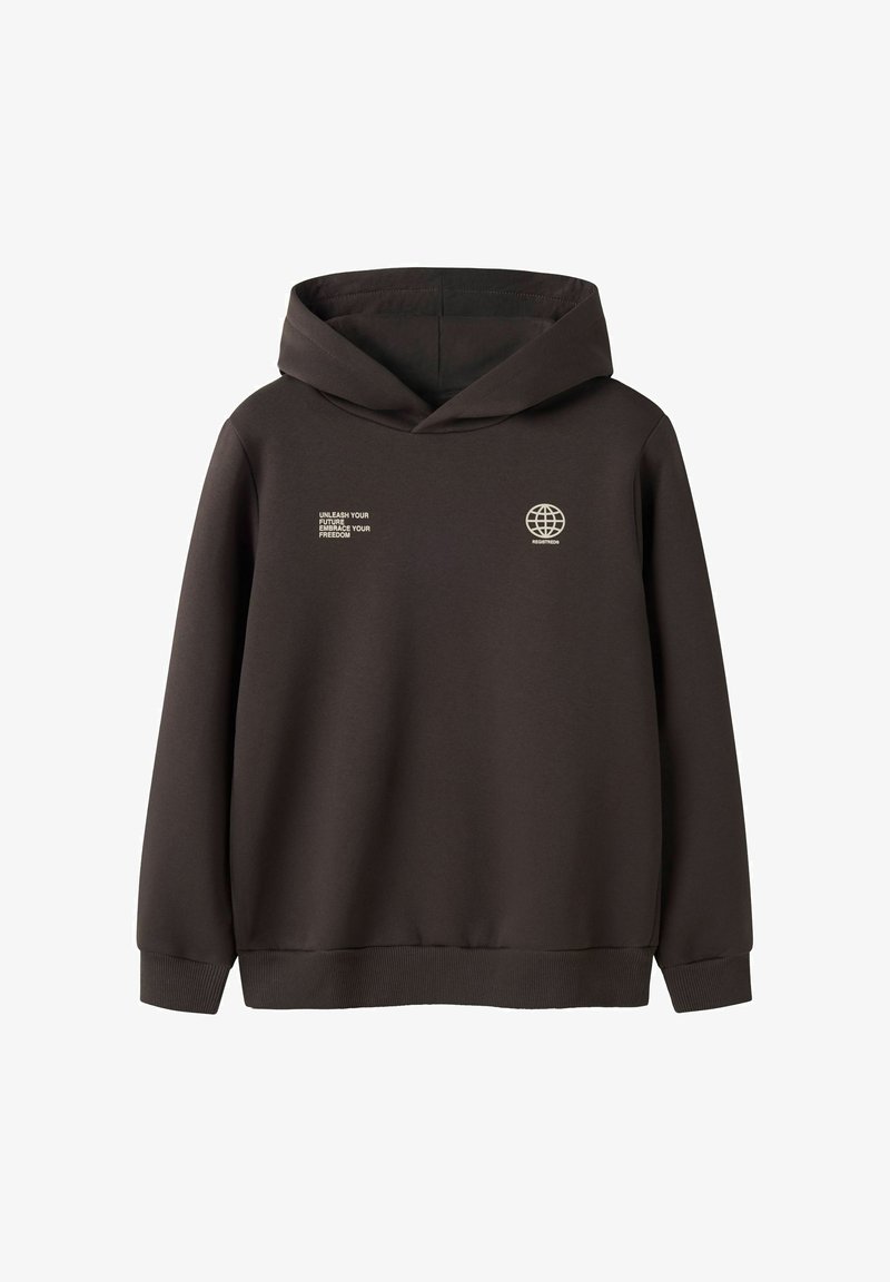 Felpa con cappuccio marrone con tasca a marsupio frontale, cappuccio con coulisse e testo frontale "SCATENA IL TUO FUTURO ABBRACCIA LA TUA LIBERTÀ" con grafica di un globo.