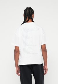 Λευκό κοντομάνικο μπλουζάκι με γραφικό κείμενο στην πλάτη με ψηφιακό σχέδιο. Χαλαρή εφαρμογή, μαλακό βαμβακερό υλικό. Το κείμενο περιλαμβάνει εντολές συστήματος και σφάλματα.