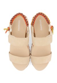 Sandalias de un beige claro con dos correas anchas, una plantilla texturizada y un detalle trenzado multicolor en la parte trasera. Diseño ligero y simple.