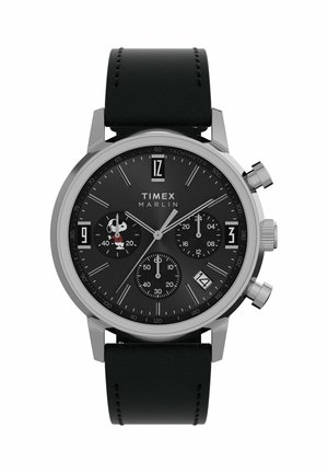 Orologio cronografo Timex Marlin nero con cassa argento, cinturino in pelle nera, tre quadranti secondari, finestra della data e illustrazione di Snoopy sul quadrante secondario sinistro.