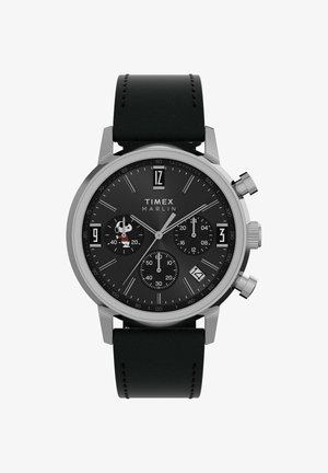 Orologio cronografo Timex Marlin nero con cassa argento, cinturino in pelle nera, tre quadranti secondari, finestra della data e illustrazione di Snoopy sul quadrante secondario sinistro.