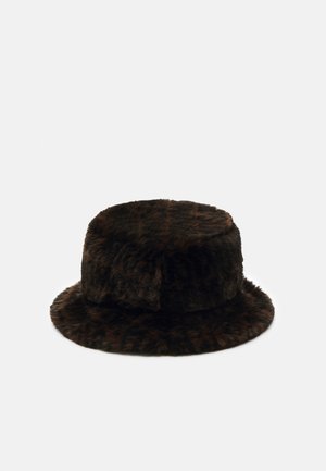 Brączowy kapelusz typu bucket z futerkiem, o miękkiej fakturze, lekko zaokrąglonym wierzchu i szerokim, płaskim rondzie z delikatnym wzorem w kratę.