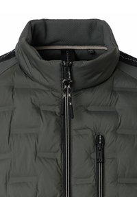 Mörkgrå vadderad jacka med hög krage, framparti med dragkedja och en liten vertikal dragkedja på bröstfickan.