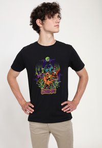 Zwarte T-shirt met kleurrijke "Scooby-Doo!" graphic met stripfiguren en spookachtige achtergrond elementen. Katoenen stof, ronde hals ontwerp.