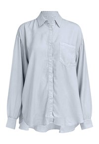 Jasnoszara koszula zapinana na guziki, wykonana z miękkiego materiału, z klasycznym kołnierzykiem, długimi rękawami, pojedynczą kieszenią na piersi oraz zaokrąglonym dołem.