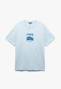 Camiseta de manga corta de color azul claro con un gráfico cuadrado de una ola del océano y el texto "Zarpa hacia nuevos horizontes" centrado en el pecho.