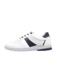 Des chaussures de sport blanches avec des accents bleu marine, présentant un design en maille et synthétique, un système de laçage et une semelle en caoutchouc. Détails de panneaux contrastants élégants.