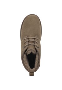 Stivale alla caviglia in suede marrone con punta rotonda, design con lacci, fodera in pelliccia e un piccolo tassello sul tallone. Texture liscia all'esterno.