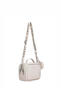 Mini borsa a tracolla in morbido materiale beige, con doppie cerniere, una tasca frontale e una tracolla decorata con il testo "Pepe Jeans".