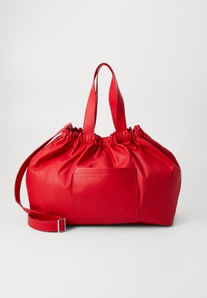 Rød lærveske med en myk, samlet design, doble håndtak og en avtagbar skulderreim. Har en flat lomme på forsiden.