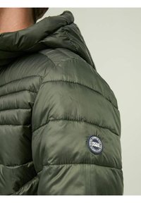 Jack & Jones JJEHERO PUFFER HOOD - Zimní bunda - rosin
