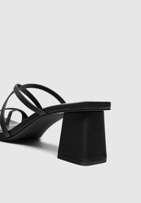 claquette pull and bear