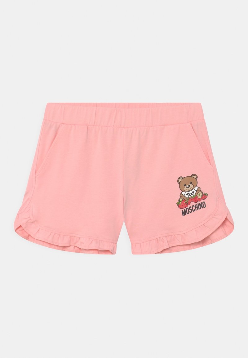 Shorts roses à taille élastique avec poches latérales, bords volantés et un motif d’ours en peluche tenant des fraises avec le texte « MOSCHINO ».