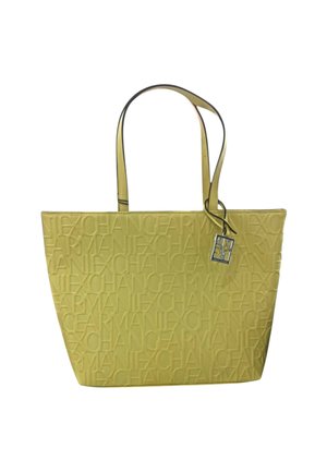 Borsa a tracolla gialla con branding in rilievo, due manici e un pendente in metallo come accento. Realizzata in materiale testurizzato, presenta una forma rettangolare.