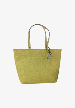 Borsa a tracolla gialla con branding in rilievo, due manici e un pendente in metallo come accento. Realizzata in materiale testurizzato, presenta una forma rettangolare.