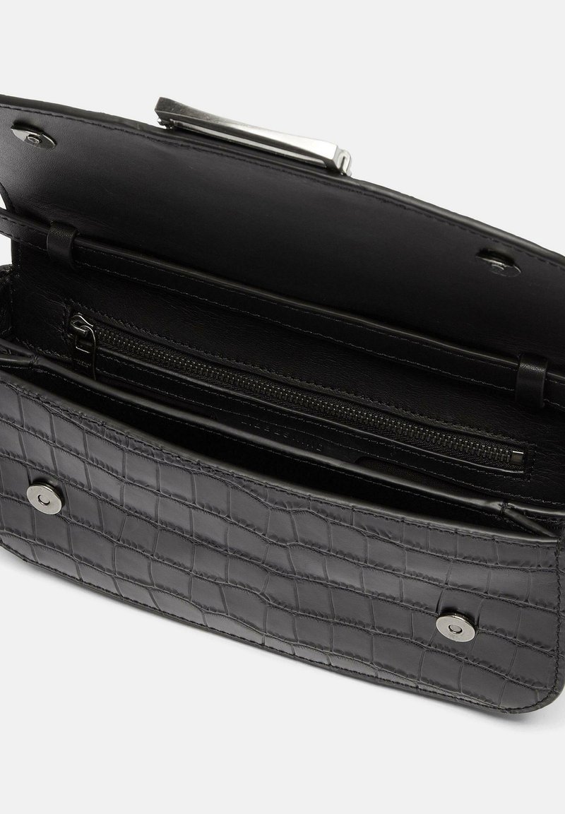 Schwarze Handtasche aus Krokodilleder-Prägung mit glattem Innenraum, Reißverschlussfach und Druckknopfverschluss. Besitzt eine rechteckige Form und ein elegantes Design.