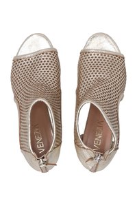 Offene Schuhe mit einem metallisch goldenen Äußeren und einem Mesh-Design. Verfügt über einen Reißverschluss und dezente Perforationen im Obermaterial.