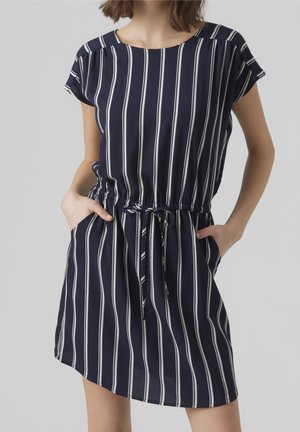 Marineblau gestreiftes Kleid mit kurzen Ärmeln, elastischer Taille und Kordelzug. Verfügt über Seitentaschen und eine lockere Passform. Leichter Stoff.