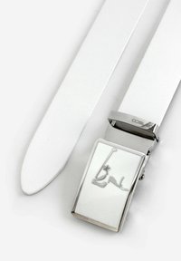 Weißer Leder-Gürtel mit einer rechteckigen silbernen Schnalle, die ein minimalistisches, eingeprägtes Design aufweist. Glatte Textur und klare Linien über die gesamte Länge.