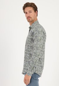 Groene en blauwe gestreepte shirt met een button-down kraag, lange mouwen en een relaxte pasvorm, gemaakt van lichtgewicht stof.