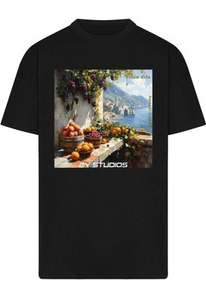 Černé tričko s barevným still-life obrazem ovoce a pobřežní krajiny s kostelem, označeno "Dolce Vita."