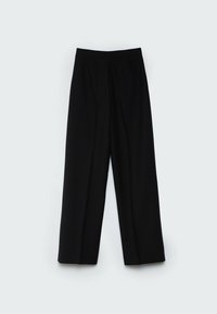 Pantalon noir taille haute à jambes larges avec plis sur le devant, ceinture plate et sans attaches visibles, présenté sur un fond gris clair.