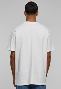 Upscale by Mister Tee CCTV OVERSIZE - T-shirts print - white