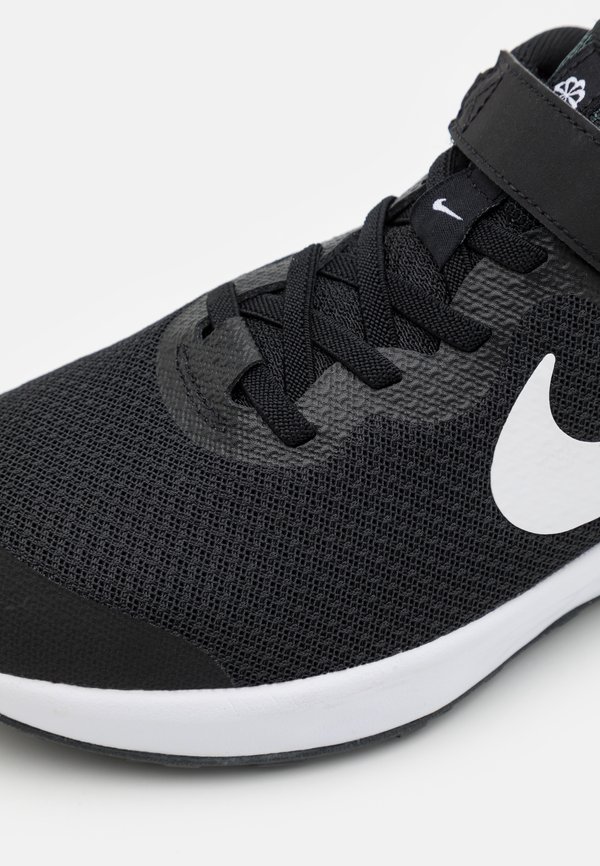 NIKE REVOLUTION 6 FLYEASE (GS – Laufschuh Straße