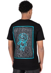 Camiseta de algodón negra con un vibrante gráfico azul en la parte posterior que presenta un texto repetido y un diseño de personaje de dibujos animados en el centro.