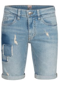 Shorts en denim bleu clair avec des détails déchirés, des accents de patch, un design à cinq poches et des ourlets roulés. Fermeture classique à bouton à la taille.