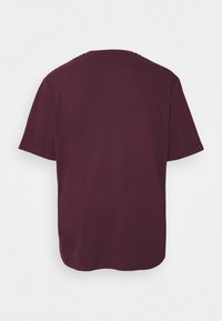 Tricou din bumbac burgund, cu mâneci scurte, gât rotund, croială lejeră, textură fină, culoare uniformă, vedere din spate, fără desene sau Accente.