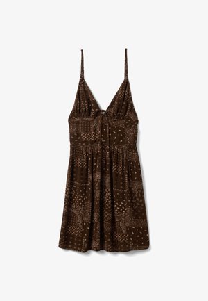 Vestito marrone senza maniche con sottili spalline e motivo patchwork paisley, con scollo a V annodato e vita arricciata.