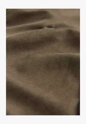 Material din fetru de culoare maro, cu o textură moale, având pliuri subtile și o suprafață netedă. Tesătura pare densă și mat.