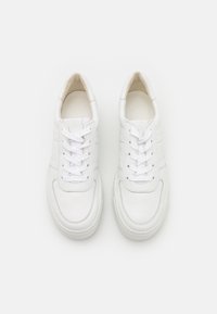 Weiße Ledersneaker mit glatter Oberfläche, runder Zehenpartie und klassischem Schnürdesign. Verfügt über dezente Markenkennzeichnung und gestickte Akzente.