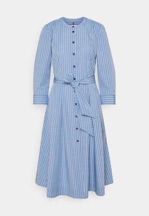 Blauwe midi-jurk met witte verticale strepen, lange mouwen, ronde halslijn, knopen aan de voorkant en bijpassende stoffen riem gestrikt in de taille.