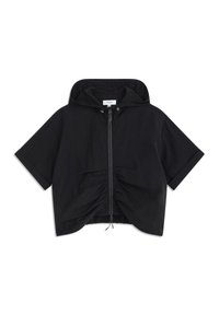 Veste à capuche noire à manches courtes avec une fermeture éclair à l'avant et des détails froncés à la taille. Fabriquée en tissu léger avec une texture lisse.