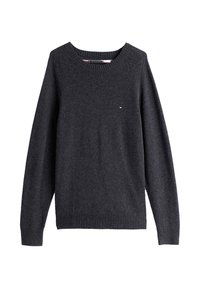 Maglione grigio scuro in maglia con scollo rotondo, polsini e orlo a coste, con un piccolo logo sul petto. Texture morbida e design classico.