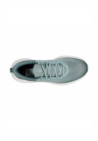 Zapatilla deportiva de color azul claro con parte superior de malla, puntera redonda, suela blanca y diseño de cordones; cuenta con una lengüeta en el talón para facilitar su uso.