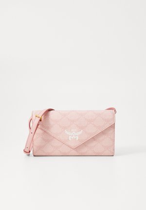 Růžová kožená kabelka s texturovaným geometrickým vzorem, klopou na uzavření a nastavitelným popruhem. Na přední straně je bílé logo.