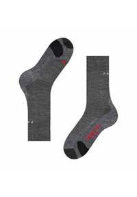 Calcetines grises con un diseño acanalado, que presentan detalles rojos y áreas de refuerzo en negro en el talón y la punta. Fabricados con una tela texturizada para mayor durabilidad.