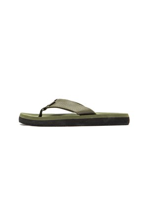 Einzelne grüne und schwarze Flip-Flop-Sandale mit strukturiertem Riemen, flacher Sohle und Zehensteg auf weißem Hintergrund.