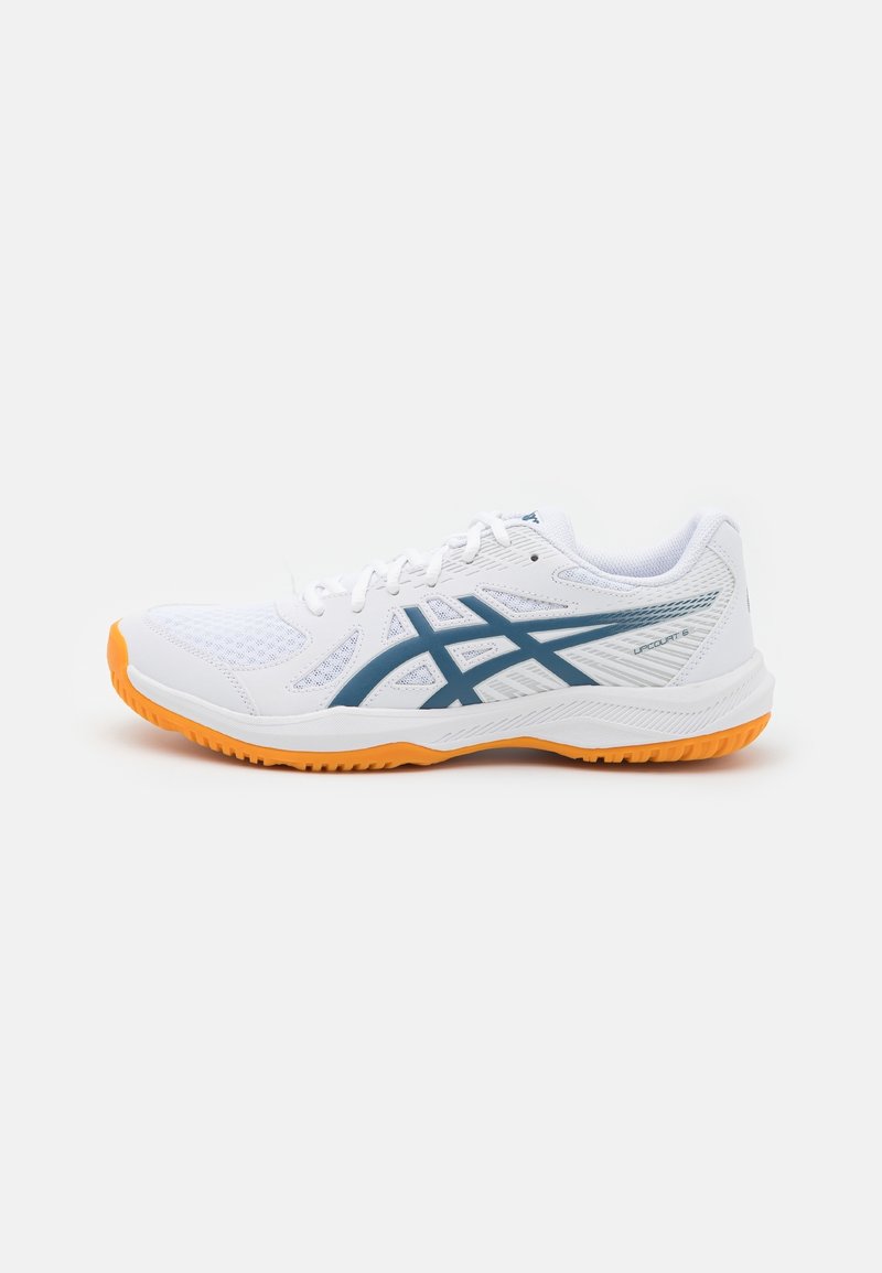 Chaussure de sport blanche avec bandes latérales bleues, dessus en mesh, lacets blancs et semelle en caoutchouc orange, vue de profil droit sur fond blanc.