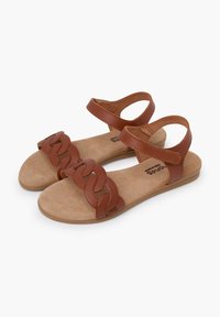 Sandali in pelle marrone con design della cinghia intrecciato, cinghie alla caviglia e una soletta testurizzata su una suola piatta.