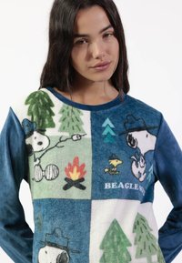 Sudadera de forro polar con patrones de dibujos animados de Snoopy y sus amigos, con mangas azules, cuello de tripulación y una variedad de diseños de árboles y fuego.