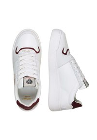 Vita sneakers med burgundy-accenter, slät läderöverdel, perforerade sidor, platta snören, texturerad gummisula och en logotyp på tungan.