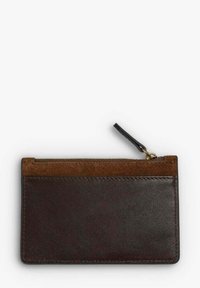 Cartera de cuero marrón oscuro con acabado texturizado. Presenta una parte superior de ante marrón más claro, cierre con cremallera y una forma rectangular delgada.