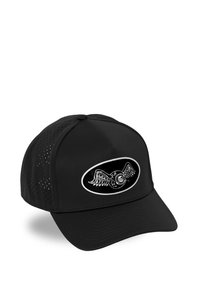 Casquette de baseball noire avec des côtés perforés et un emblème d'œil ailé dans un ovale sur le panneau avant.