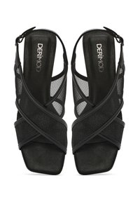 Zwarte sandalen met kruisgewoven gaasbanden, vierkante neus en een slank ontwerp. Textuurstof en verstelbare gespdetails.